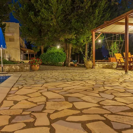 Geni Garden Szálloda Jéni
